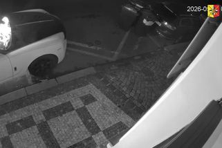 Na pražském Smíchově zapálil Rolls-Royce a způsobil škodu za více než milion. Policie po pachateli pátrá - Novinky