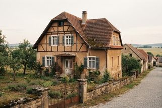 Každý rok se v opuštěném domě rozsvítilo jedno okno. Nikdo nevěděl proč - Médium.cz