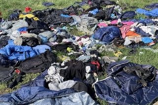 Jsme magistrálou migrantů, stěžují si v pohraničí. Zůstávají po nich haldy starého oblečení - Novinky