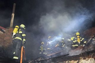 Sousedé zachránili seniorku z hořícího domu na Hodonínsku, vrhli se do plamenů - Novinky