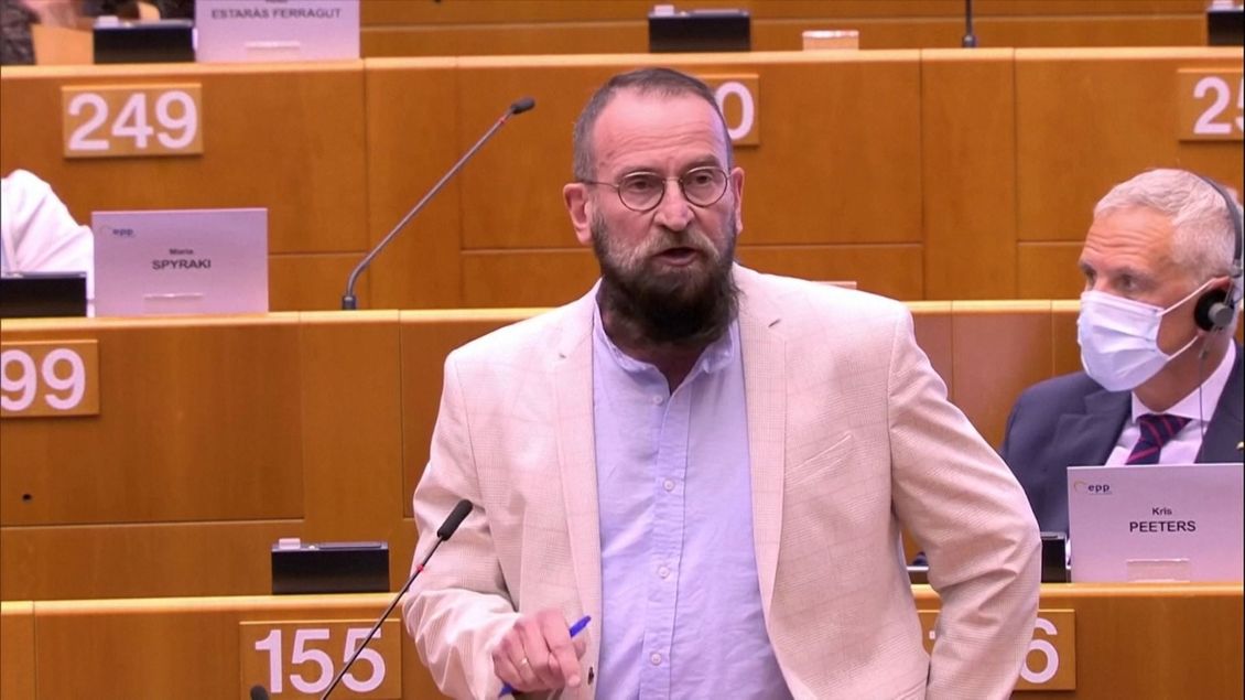 Maďar prchající z gay party vedl tažení proti LGBT. Jako přítel Orbána psal ústavu | Aktuálně.cz