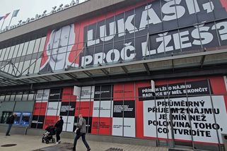 „Lukáši, proč lžeš?“ Obří kontroverzní polep na radnici Prahy 4 přiostřil předvolební boj - Novinky