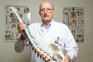 Ortoped Petr Korbelář: Skolióza není jen vychýlení páteře do strany, jde o složitější deformitu - Novinky