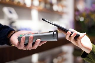 Evropa spustila konkurenci Vise a Mastercard - Novinky