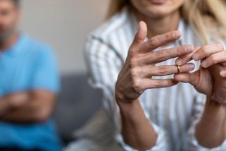 „Já prostě nechtěla dožívat ve vyčpělém vztahu...“ Jaké to je, zvolit si rozvod a čelit výčitkám okolí, že jste rozbila rodinu