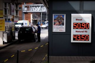 Tlačenice uprostřed barelu. Proč cena nafty předbíhá zdražování ropy - Seznam Zprávy