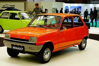 Renault 5 stál 96 tisíc Kčs. Škoda 120 L byla o 37 200 korun levnější