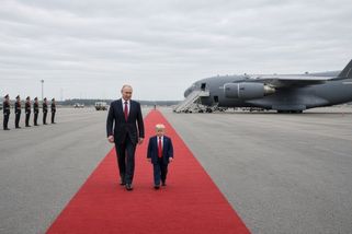 Zločinec Trump chce Ukrajince obětovat, aby nepřek...