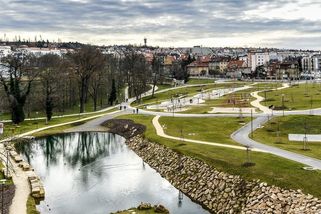 Udělali park, ale nerostou jim tam stromy. Místo půdy je násyp z tunelu Blanka