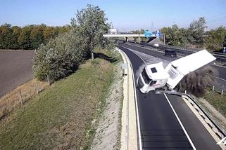 Děsivé video z maďarské dálnice. Řidič kamionu jel z odbočovacího pruhu rovně a havaroval - Novinky