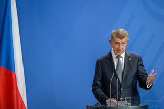 Babiš prezentuje tisícovku pro stoleté jako velkorysý příspěvek. V Polsku přitom ke stým narozeninám dostanete desítky tisíc