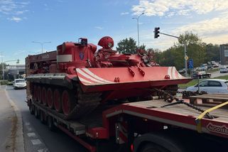 Když nestačí jeřáb ani odtahovka: Vyprošťovací tank VT-72 utáhne až 90 tun - Novinky