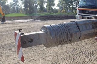 Při odbočování trefil cyklista na Přerovsku hlavou přepravovaný sloup. Zranil se a ještě dostal pokutu - Novinky
