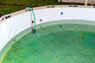 Za vypouštění bazénu na vlastní zahradě vás může čekat mastná pokuta. Úředníci mají právo vás přijít zkontrolovat