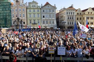 ”Stop Burešově rudohnědému zadlužovacímu panoptiku!”, stovky lidí demonstrovaly na Staroměstském náměstí