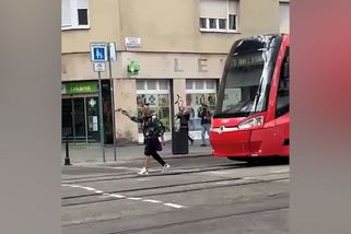 Pomalu si vykračoval před jedoucí tramvají. Policie hledá muže z videa z centra Bratislavy - Novinky