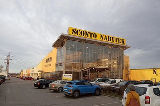 Zákazníci Sconta čekají v prázdných obývácích. Na otázky redakce mlčí Sconto i německý dopravce Rhenus