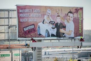 Aktivisté zaútočili na volební billboard v Praze. Zelení džihádisté, reagoval Macinka - Novinky