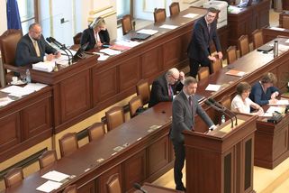 ŽIVĚ: Rakušan ve sněmovně varoval před čistkami i...