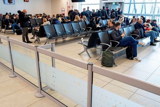 Letiště Praha řeší dlouhé fronty na pasové kontrole, chce najít viníka - Novinky