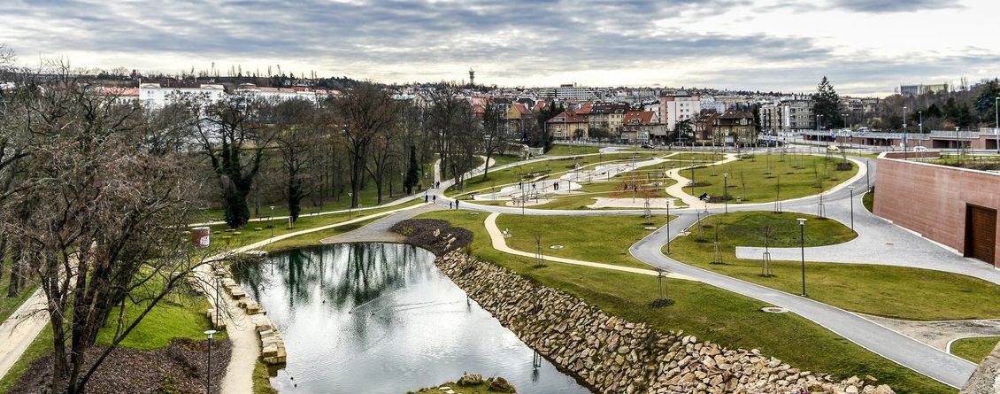 Udělali park, ale nerostou jim tam stromy. Místo půdy je násyp z tunelu Blanka