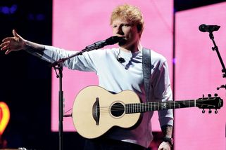 Chtěl se držet stranou od politiky, ale nakonec kvůli ní přišel o všechny: Ed Sheeran zůstal na turné sám - Super.cz