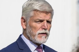 Prezident je doma. Soukromý tryskáč vyměnil za Ryanair a cestou musel přestupovat
