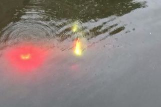 Děkujeme Panu Běžci. Policie hledá muže, který pomohl policistům z auta spadlého do Vltavy - Novinky