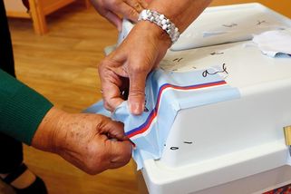 Výsledky 2. kola rozhodnou o složení Senátu. Sledujte sčítání a výsledky senátních voleb