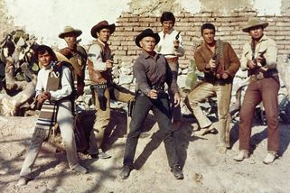 Návrat sedmi statečných se kvůli cenzuře točil ve Španělsku místo Mexika. Yul Brynner si návrat podmínil absencí kolegy