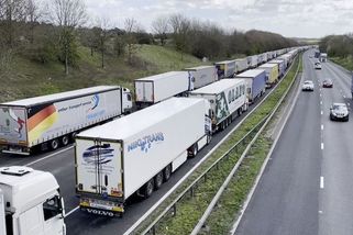 Trajekty přes La Manche neplují, u Doveru se vytvořila 40kilometrová kolona kamionů - Novinky