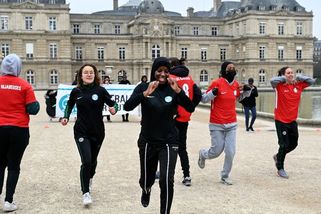 Francouzští ministři se pohádali kvůli zákazu hidžábů ve sportu. Premiér Bayrou svolal kabinet - Novinky