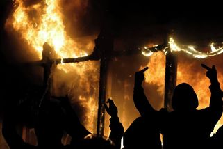 FOTO: Výbuch násilí v Tiraně. Demonstranti zapálili ministerstva - Novinky
