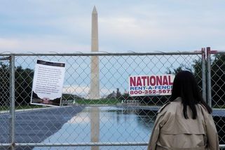 FOTO: Patálie s jezírkem u Lincolnova památníku. Podle Trumpa je hotovo, ale není - Novinky