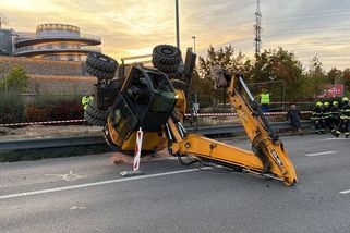 Na pražském Chodově se převrátil bagr - Novinky