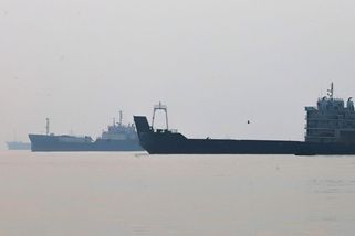 U Hormuzského průlivu se po zásahu potopila kontejnerová loď - Novinky