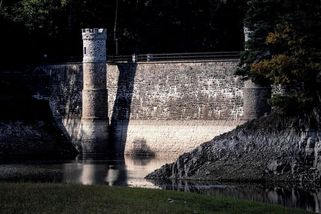 FOTO: V nádrži Pařížov už skoro není žádná voda - Novinky
