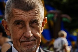 Skolilo mě to, doktor mi zakázal pokračovat v kampani, řekl Babiš příznivcům. Kopl si do Senátu