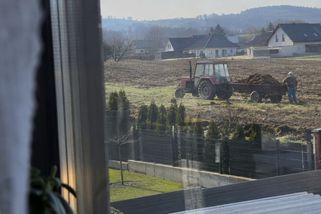 Důchodce si přivezl na pole koňský hnůj. „Syn se cestou do školy třikrát poblinkal,“ říká jedna z místních