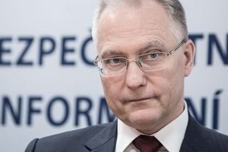 Šéf tajné služby varoval před ruskými operacemi v Evropě. Babiš mu vzkázal, ať mlčí