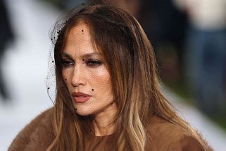 Jennifer Lopezová v kožichu i krajce: V Miláně i Paříži střídá jeden stylový outfit za druhým - Novinky
