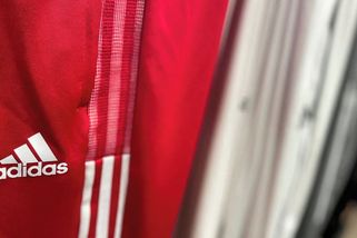 Čtyři pruhy místo tří. Adidas žaluje White Fox kvůli podobnému designu - Novinky