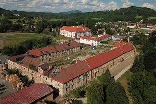U zámku v Zákupech začala obnova další části hospodářského dvora za 242 milionů - Novinky