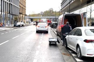 Z pruhů pro cyklisty si řidiči udělali parkoviště. Kde je policie, zuří lidé - Seznam Zprávy