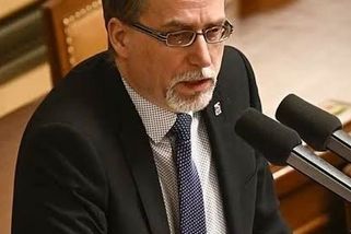 Kettnerův smajlík u zprávy o mrtvých. Má být takový člověk v čele školství? - Médium.cz