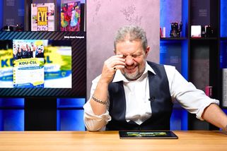 Výběr z předvolebních hroznů: Děsné klipy, kandidátka v rukou romské rodiny a souboj s vlastní mámou | Události Luďka Staňka