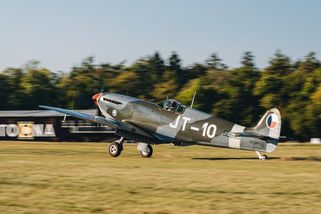 Na pražském letišti Točná je k vidění Spitfire 312. perutě - Novinky