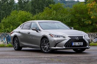 Opravdový luxus za cenu Superbu: Prémiová limuzína Lexus ES jezdí za pět a půl a seženete ji s obří slevou - Garáž.cz
