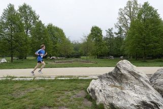 Nezasloužím si vyhrát. Běžec zastavil těsně před cílem a předvedl nevídané gesto - Sport.cz