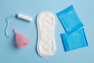 Mangan, ftaláty, plasty. Menstruační pomůcky jsou plné věčných chemikálií. Co škodí nejméně?